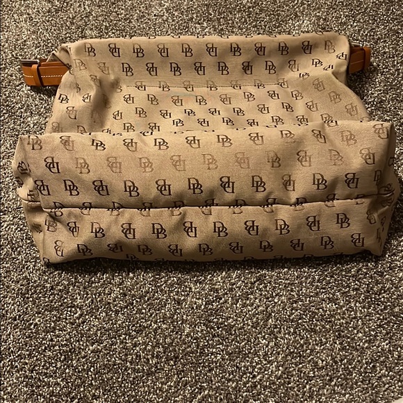 Dooney & Bourke Cream and Brown Hobo Shoulder Bag - Picture 4 of 11